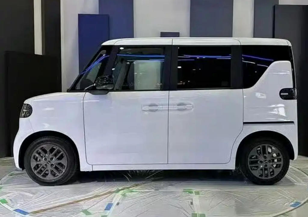 BYD K-Car Spotted in the Wild: Sliding Doors and Boxy Design Ahead of Tokyo Debut